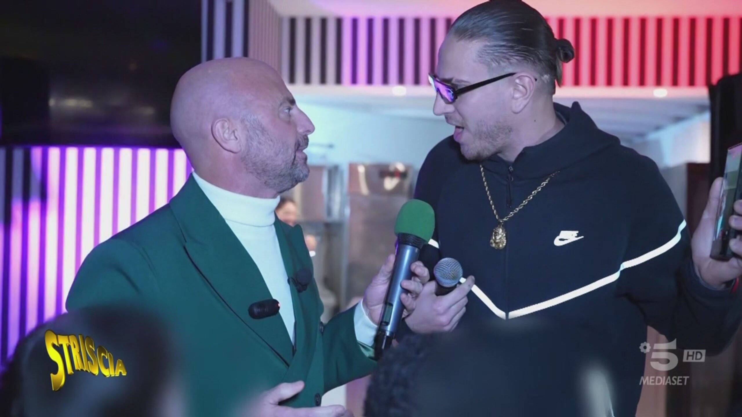 I “neomelodici” che esaltano armi e malavita alle feste dei bambini