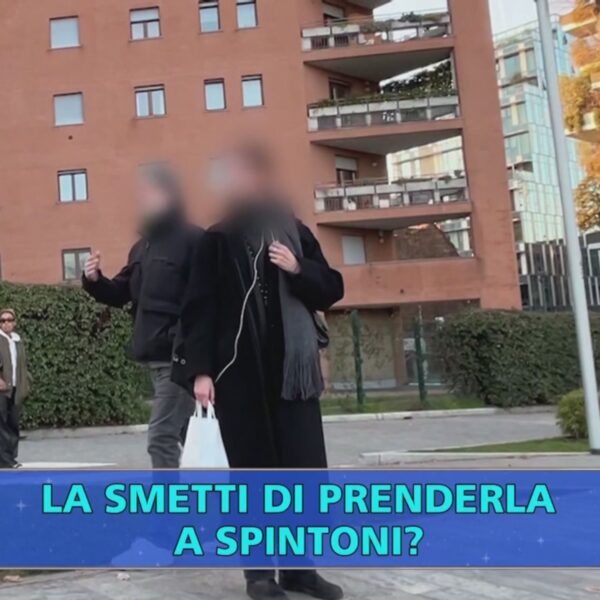 «Vecchia rimbambita! Ti tiro l’ombrello se non ti muovi». Nuovo esperimento sociale di Staffelli sulle reazioni a insulti e maltrattamenti