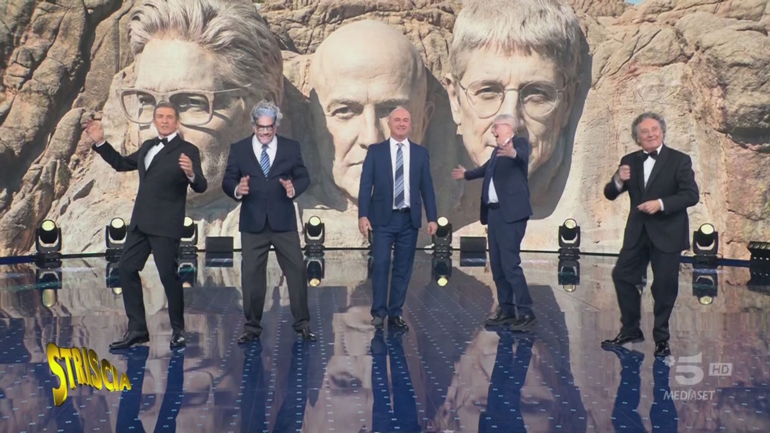 I “Bellissimi” di Rete 4 cantano “Sarà perché ti amo”