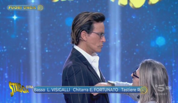 Clamoroso fuori onda di Iacchetti: «Io sono una merda, le sarte vanno solo a sistemare Garko»