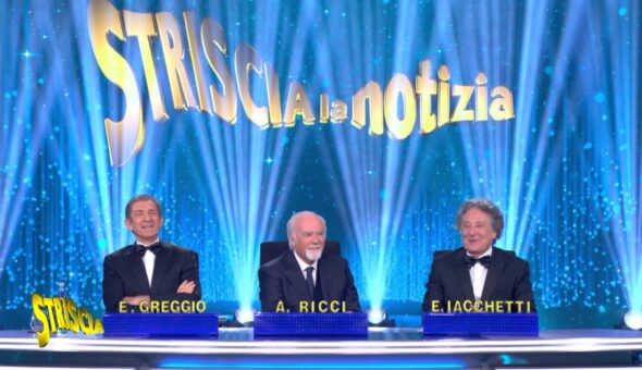 Greggio e Iacchetti fanno il loro ingresso alla conferenza della 38esima edizione di Striscia la notizia