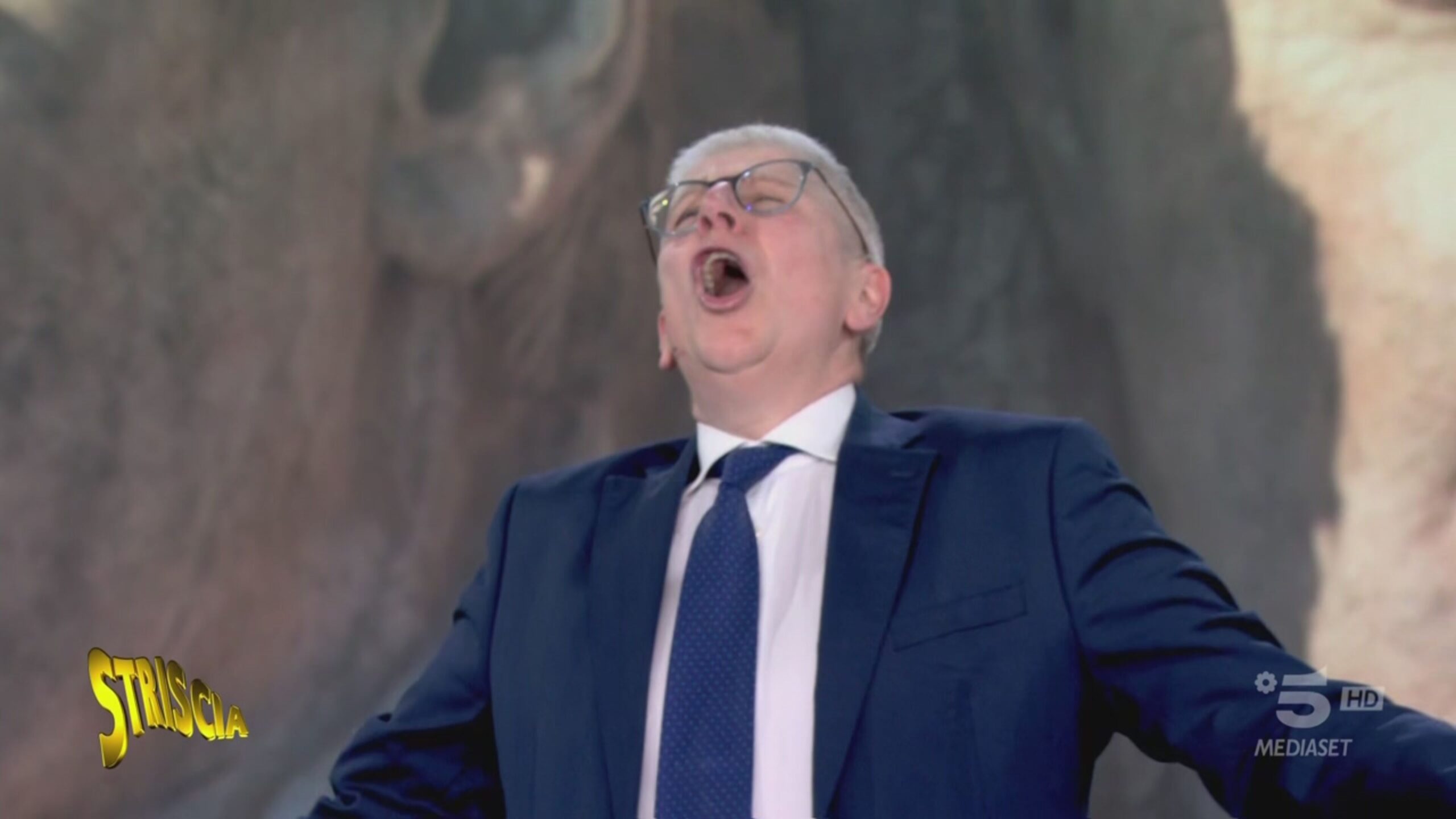 La vera voce di Mario Giordano: un’esclusiva di Striscia la notizia