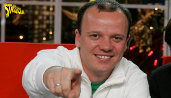 Gigi D’Alessio compie 59 anni, tanti auguri da Striscia!