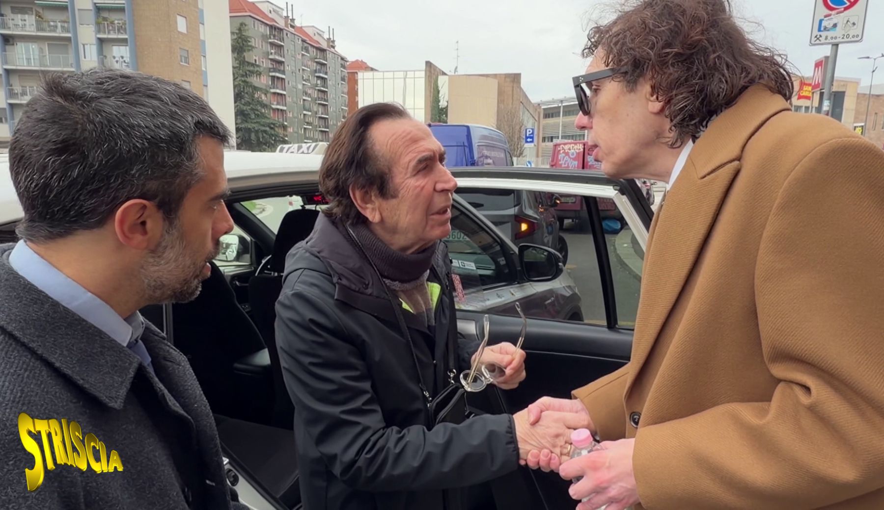 La proposta del candidato sindaco Longinotti: «Le prostitute dovranno esercitare nei negozi di Milano»