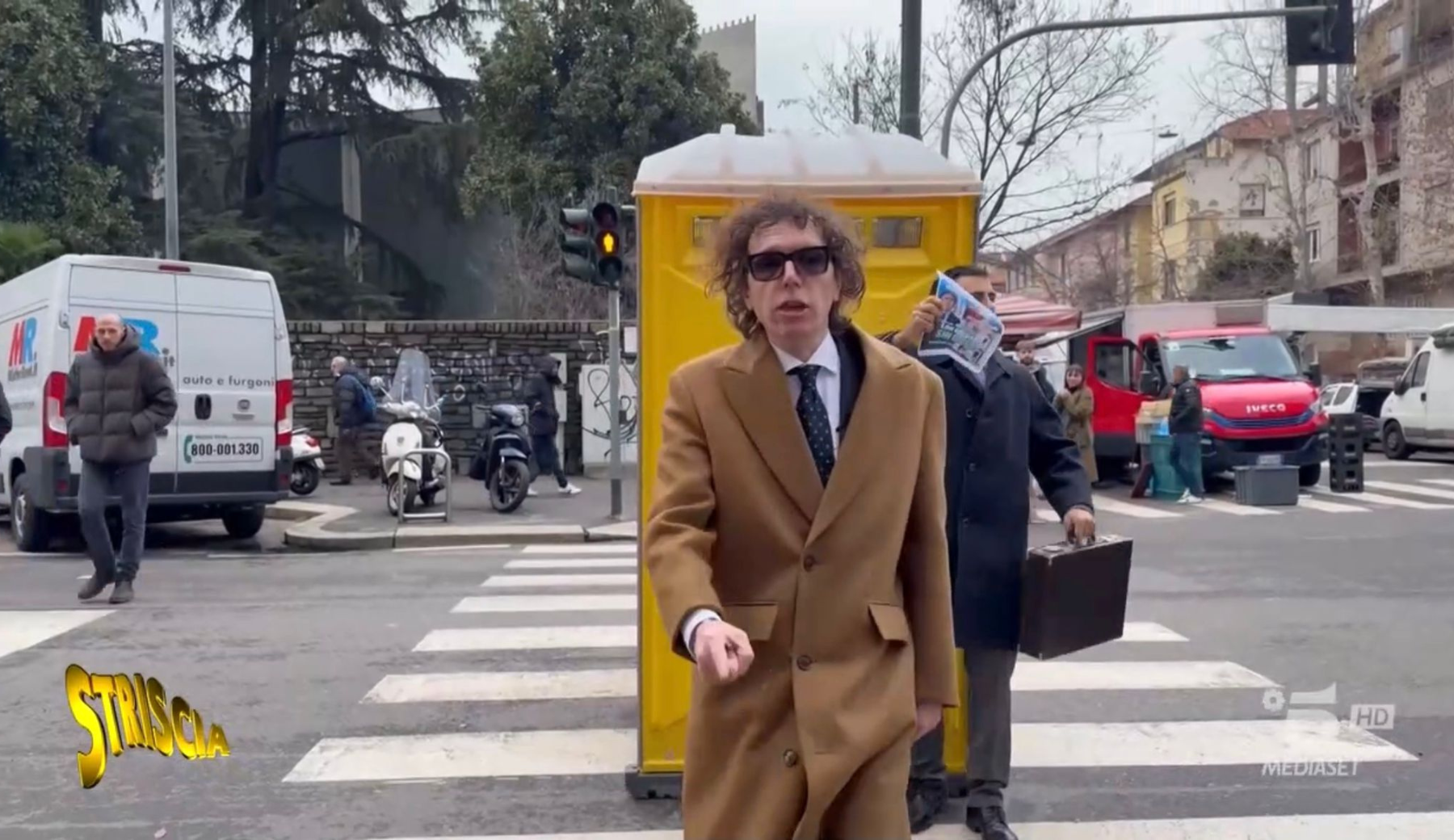 Milano, il nostro “candidato sindaco” Longinotti promette e mantiene: posiziona nuovi bagni pubblici ma li piazza all’ingresso dei bar…