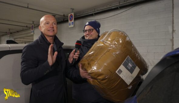 Striscia, domani sera la terza puntata. Tapiro a Laura Pausini. Samira Lui, Lillo e Raul Cremona ospiti in studio. Aggressione a Michele Macrì e nuovo esperimento sociale di Valerio Staffelli...