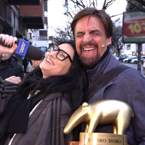 Tapiro d’oro a Laura Pausini dopo le polemiche per le cover dei brani di Grignani e Mengoni