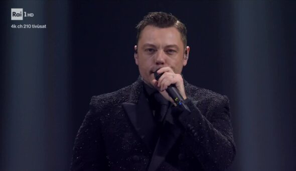 Tiziano Ferro celebra a Sanremo 25 anni di successi: avrà poi richiamato Mara Maionchi?