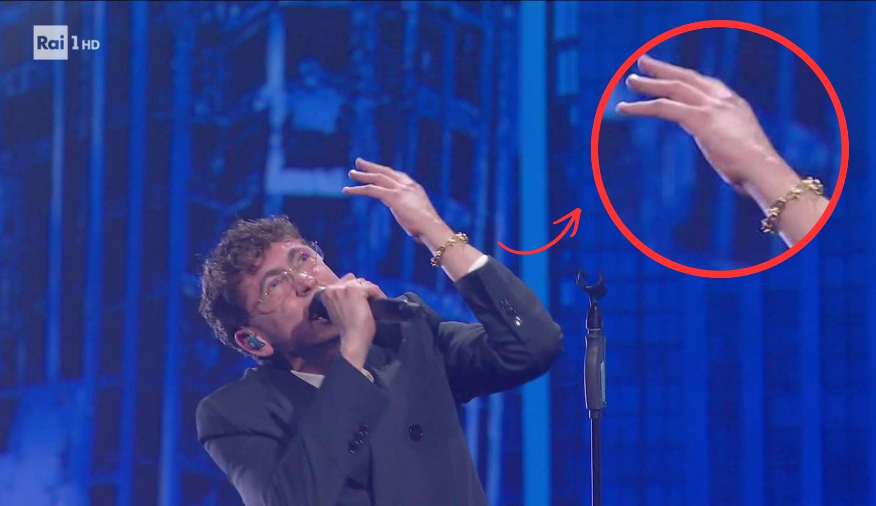 Per Tredici Pietro, figlio di Morandi, doppiopetto e gioielli da oltre 20mila euro. Chi ci ricorda?