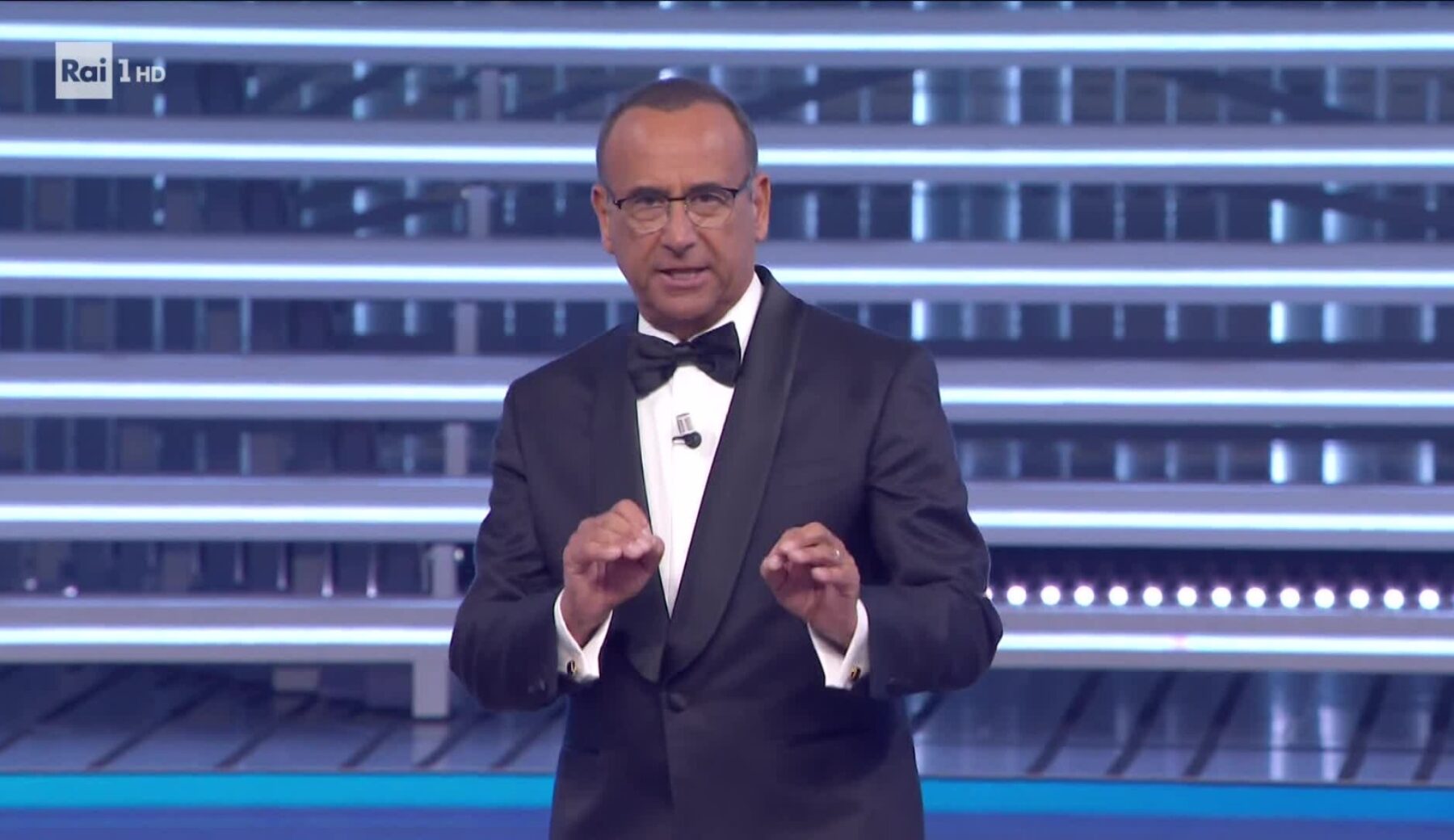 Carlo Conti, il Barry White fiorentino, fa cantare tutto l’Ariston