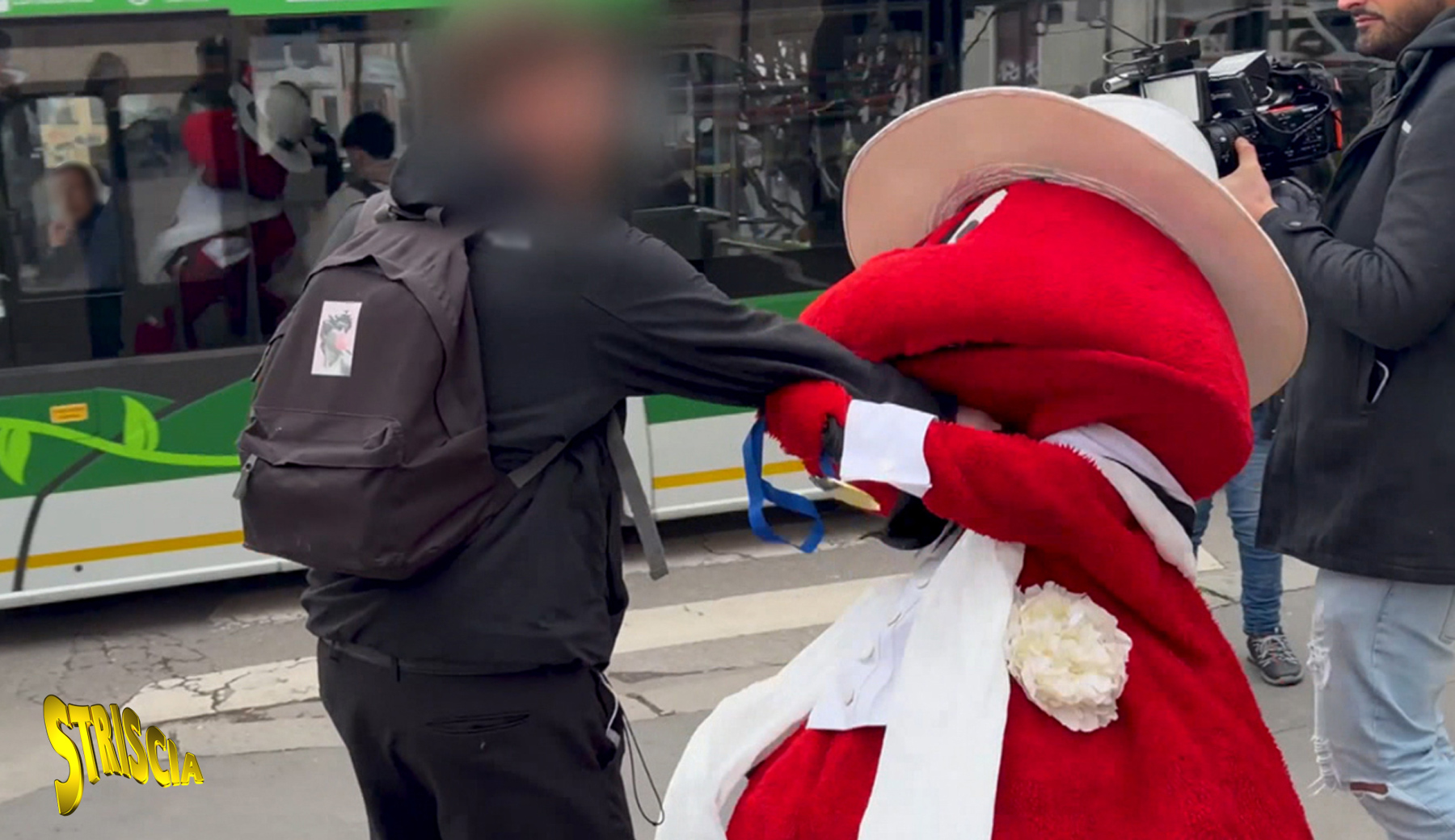 Stasera a Striscia, il Gabibbo malmenato per la prima volta nella sua storia