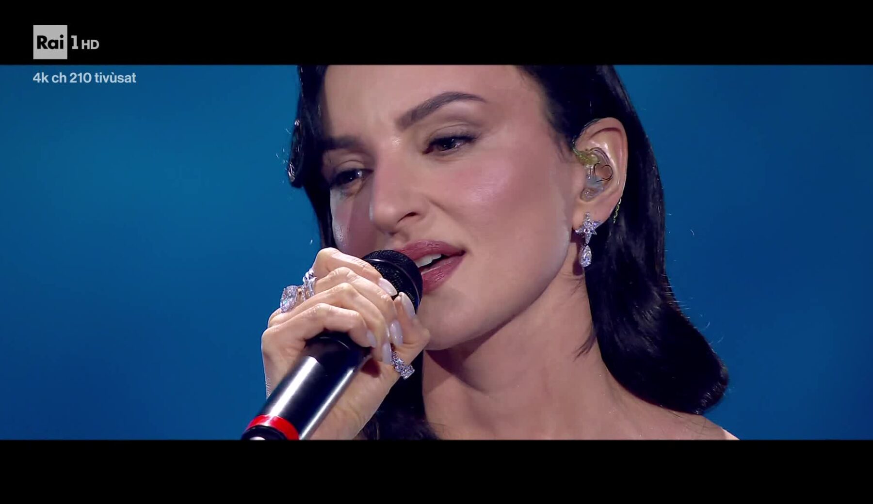 Sanremo 2026: Arisa si prende il palco dell’Ariston con la sua “grandissima presenza scenica”