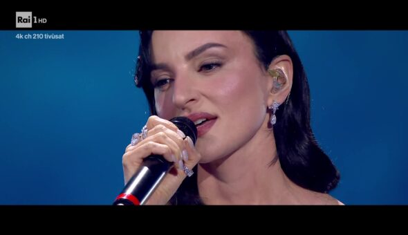 Sanremo 2026: Arisa si prende il palco dell’Ariston con la sua “grandissima presenza scenica”