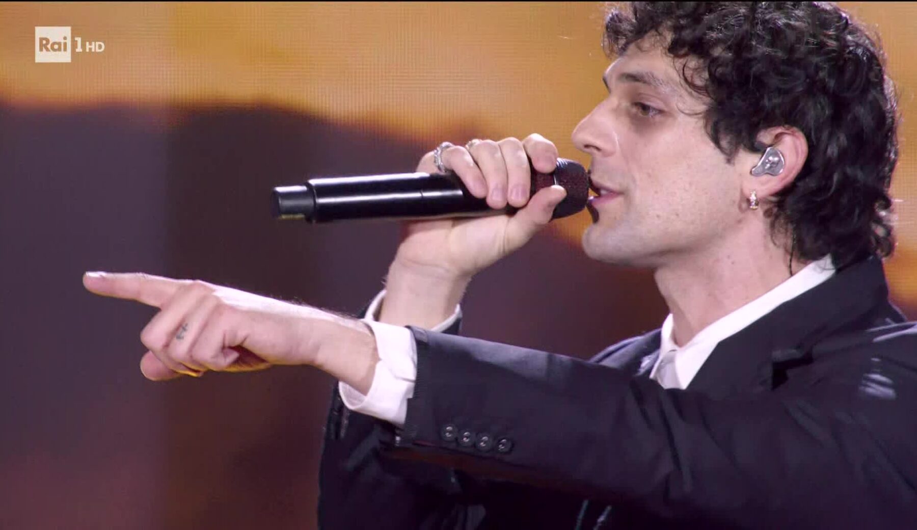 Ospiti Sanremo 2026, Bresh si esibisce senza intoppi! Un anno fa il disastro tecnico sul palco