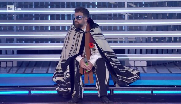 Dargen D’Amico, dall’eclettica “AI AI” al Tapiro di Striscia per il “caso Morgan”