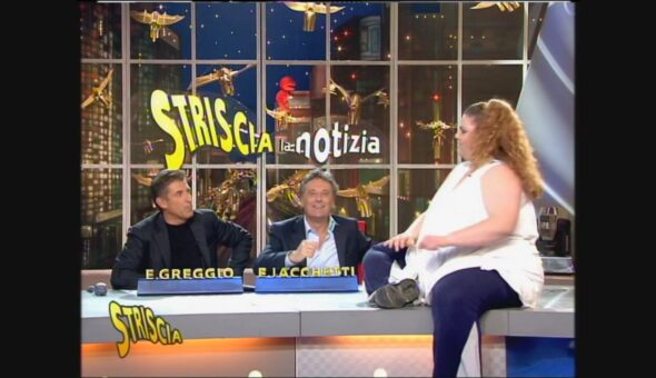 La velina Emanuela ospite a Striscia