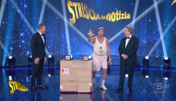 Raul Cremona veste i panni del Mago Oronzo e fa scomparire il telefono di Iacchetti