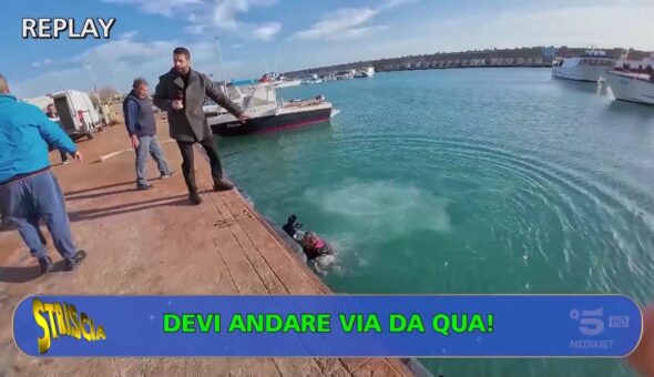 Cameraman di Striscia scaraventato in mare in Calabria. Inchiesta sulla pesca illegale: aggredita la troupe di Macrì