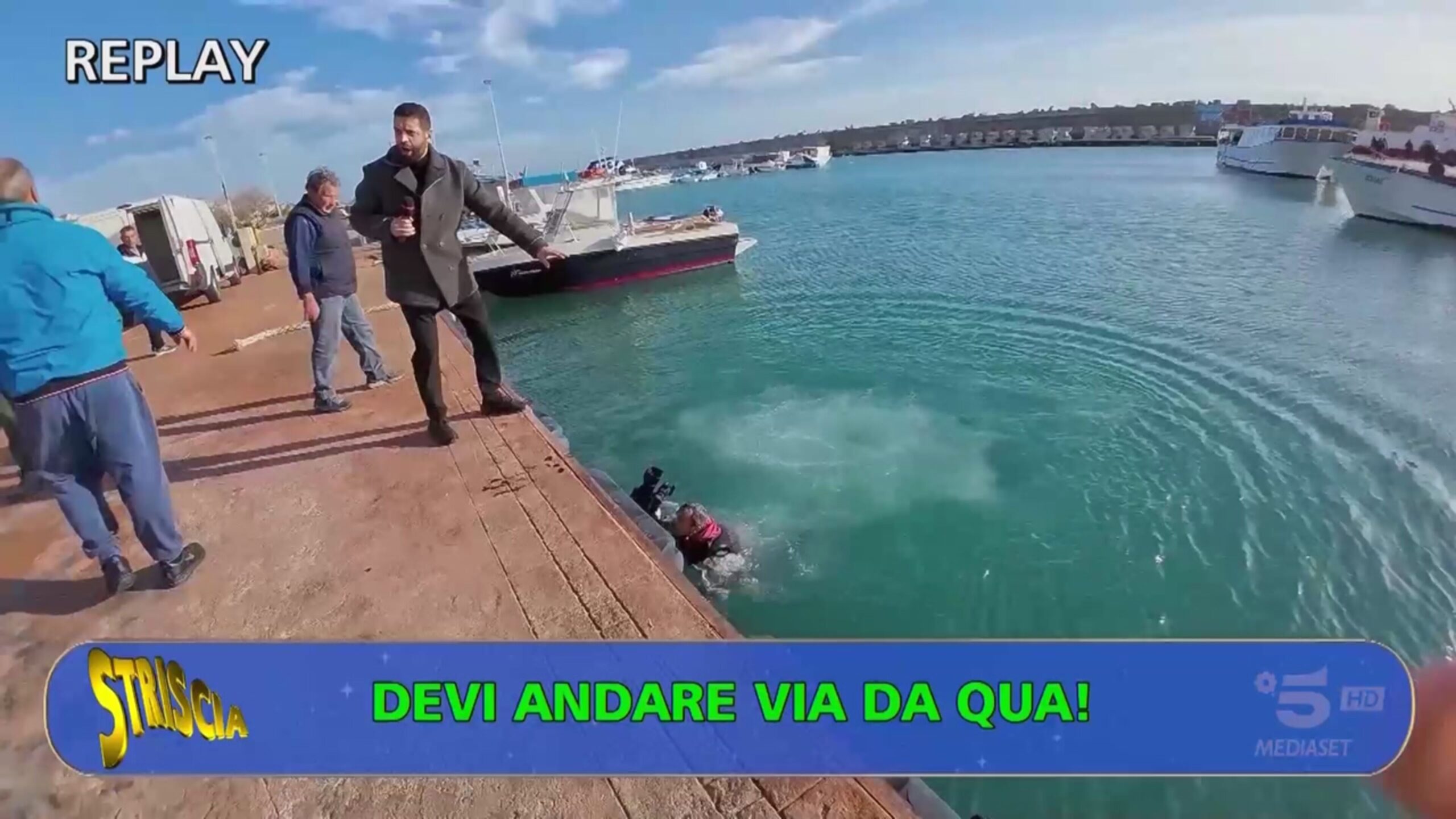 Cameraman di Striscia scaraventato in mare in Calabria. Inchiesta sulla pesca illegale: aggredita la troupe di Macrì