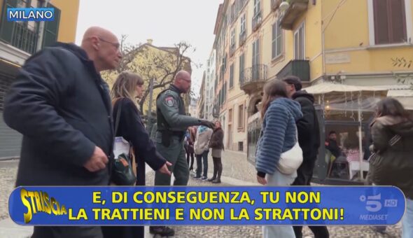 «Devi stare zitta e camminare»: a Milano l'esperimento sociale di Staffelli