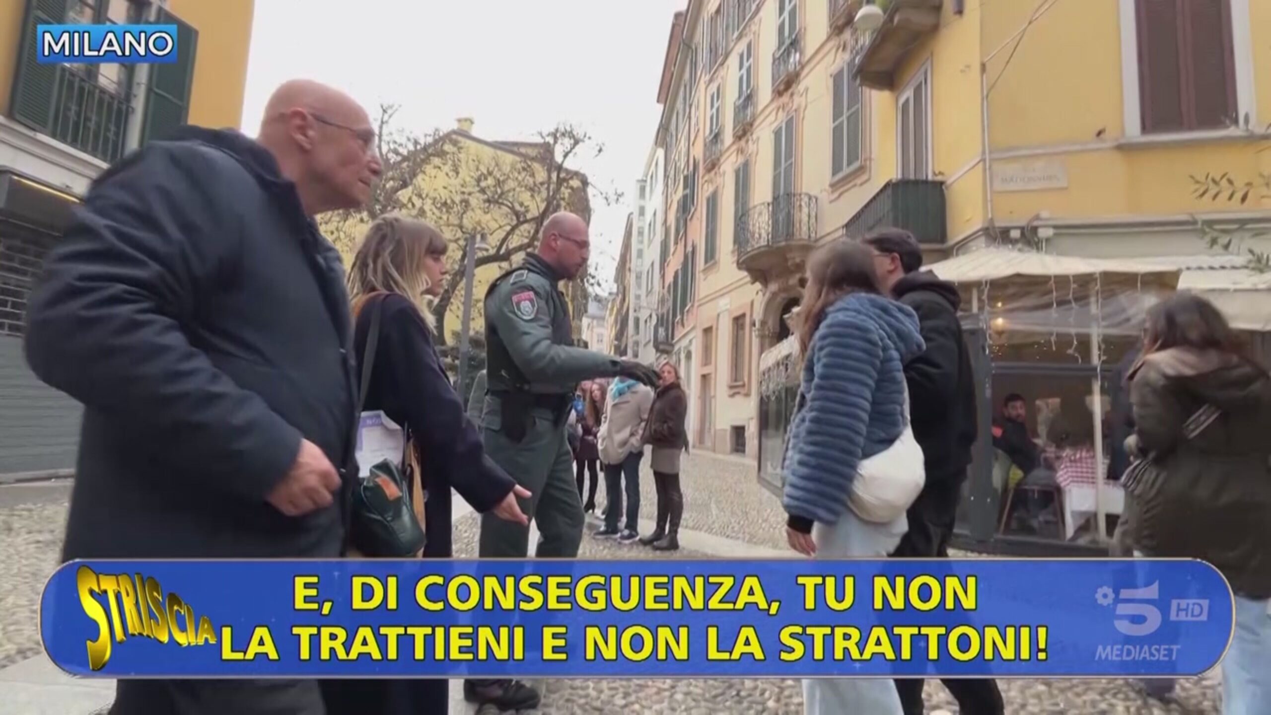 «Devi stare zitta e camminare»: a Milano l’esperimento sociale di Staffelli