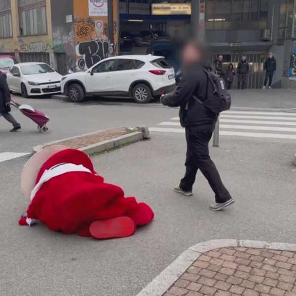 Aggressione shock al Gabibbo: spintonato e buttato a terra durante un servizio a Milano