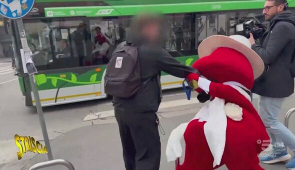 Aggressione shock al Gabibbo: spintonato e buttato a terra durante un servizio a Milano