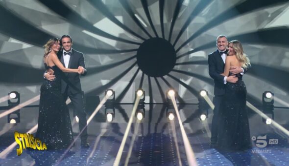 Bobo e Ale danzano con Costanza e Federica in stile 007. Enzo: «Mi ricorda quando facevate ballare le difese d'Italia!»