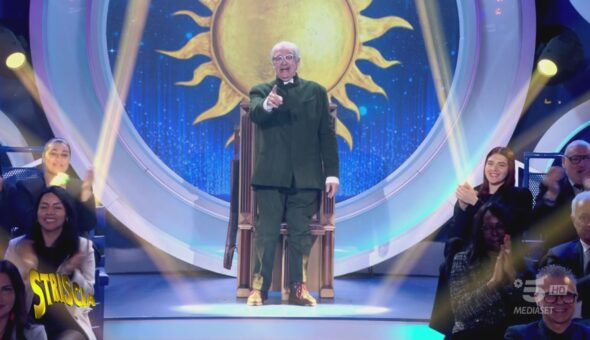 Davide Rampello a sorpresa in studio a Striscia: «Qui ci si sente come a casa»