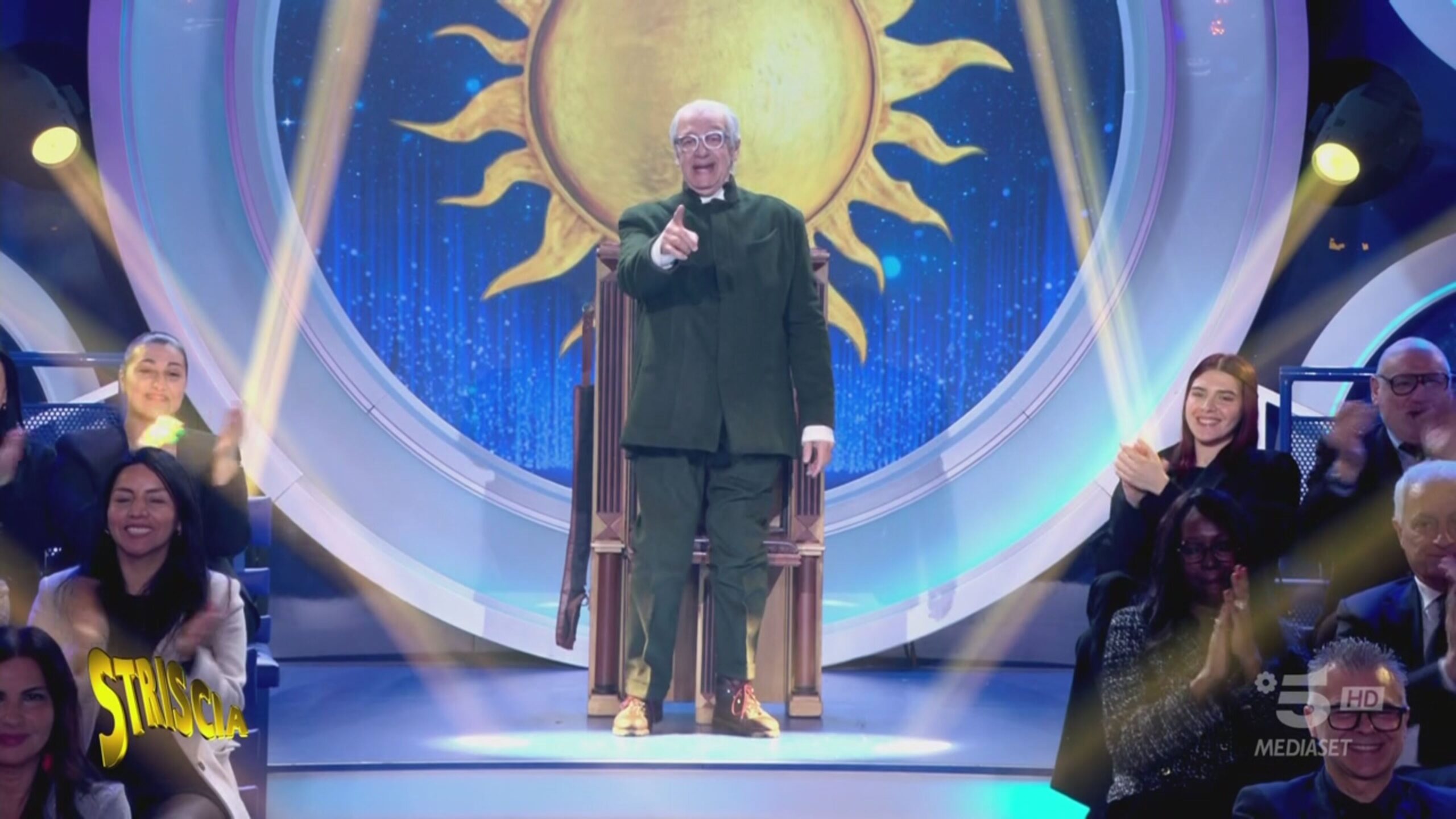 Davide Rampello a sorpresa in studio a Striscia: «Qui ci si sente come a casa»