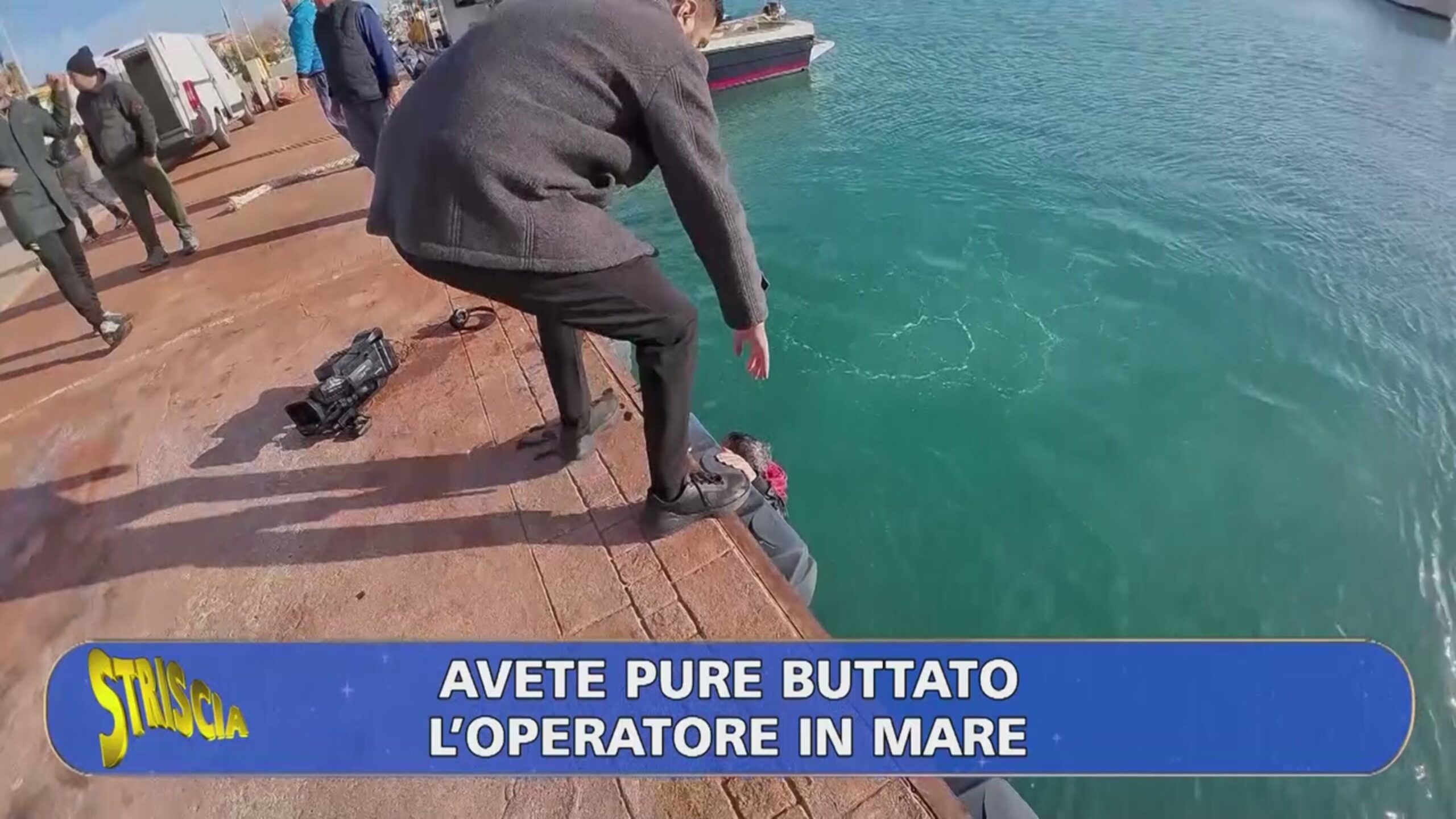Cameraman di Striscia scaraventato in mare in Calabria: anticipazione dell’inchiesta di Macrì sulla pesca illegale