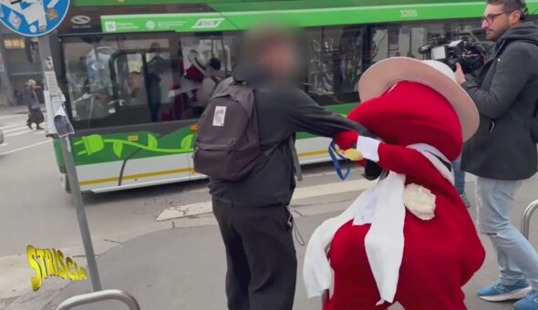 Aggressione shock al Gabibbo: spintonato e buttato a terra durante un servizio a Milano