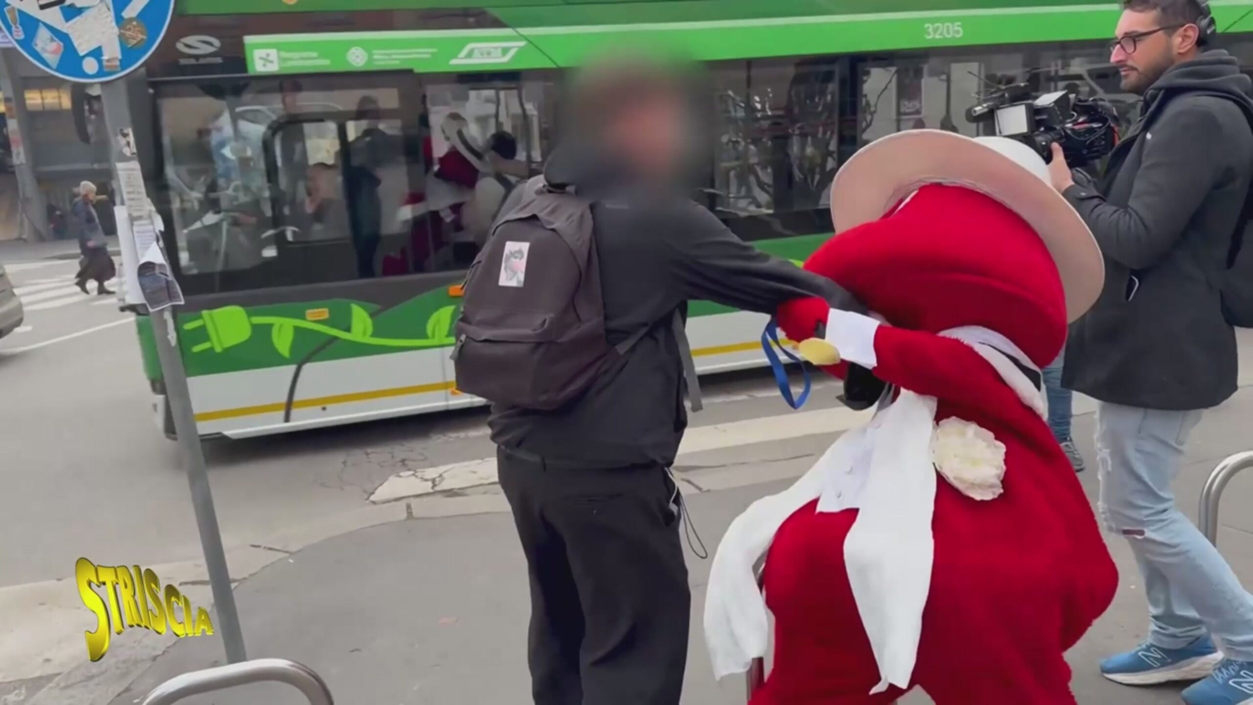 Aggressione shock al Gabibbo: spintonato e buttato a terra durante un servizio a Milano