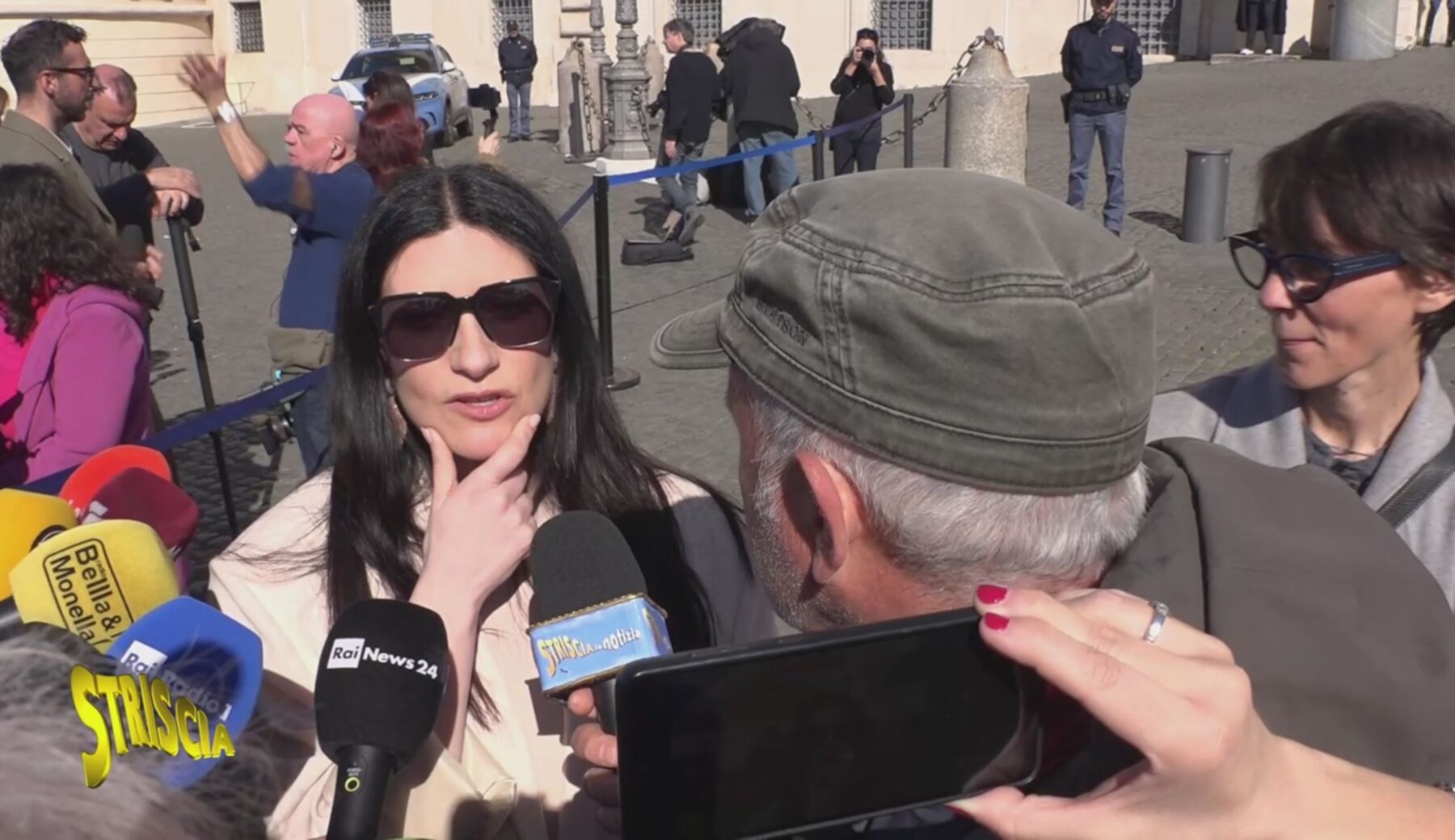 Laura Pausini ai microfoni di Enrico Lucci: «In una nazione pensano che io sia fascista, in una comunista. Siamo un Paese democratico e ognuno può pensare quello che vuole»