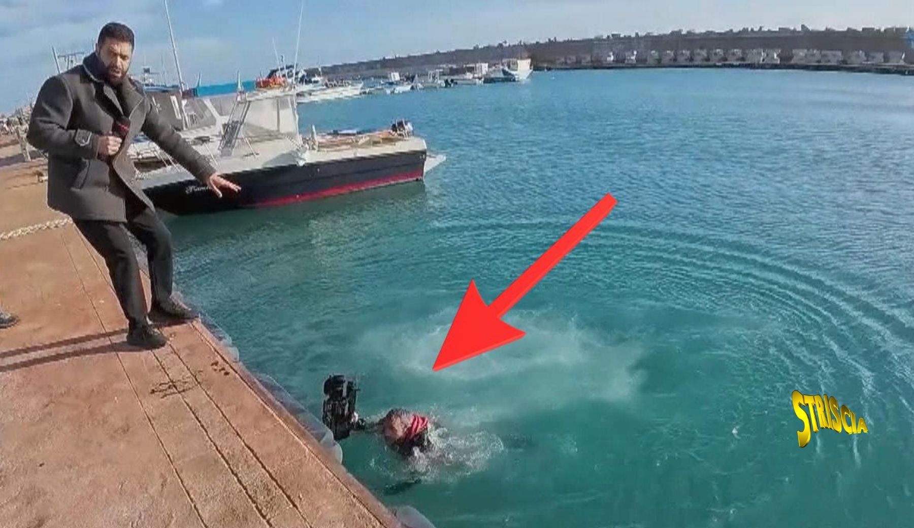 Cameraman di Striscia scaraventato in mare nel crotonese durante l’inchiesta di Michele Macrì sulla pesca illegale del bianchetto