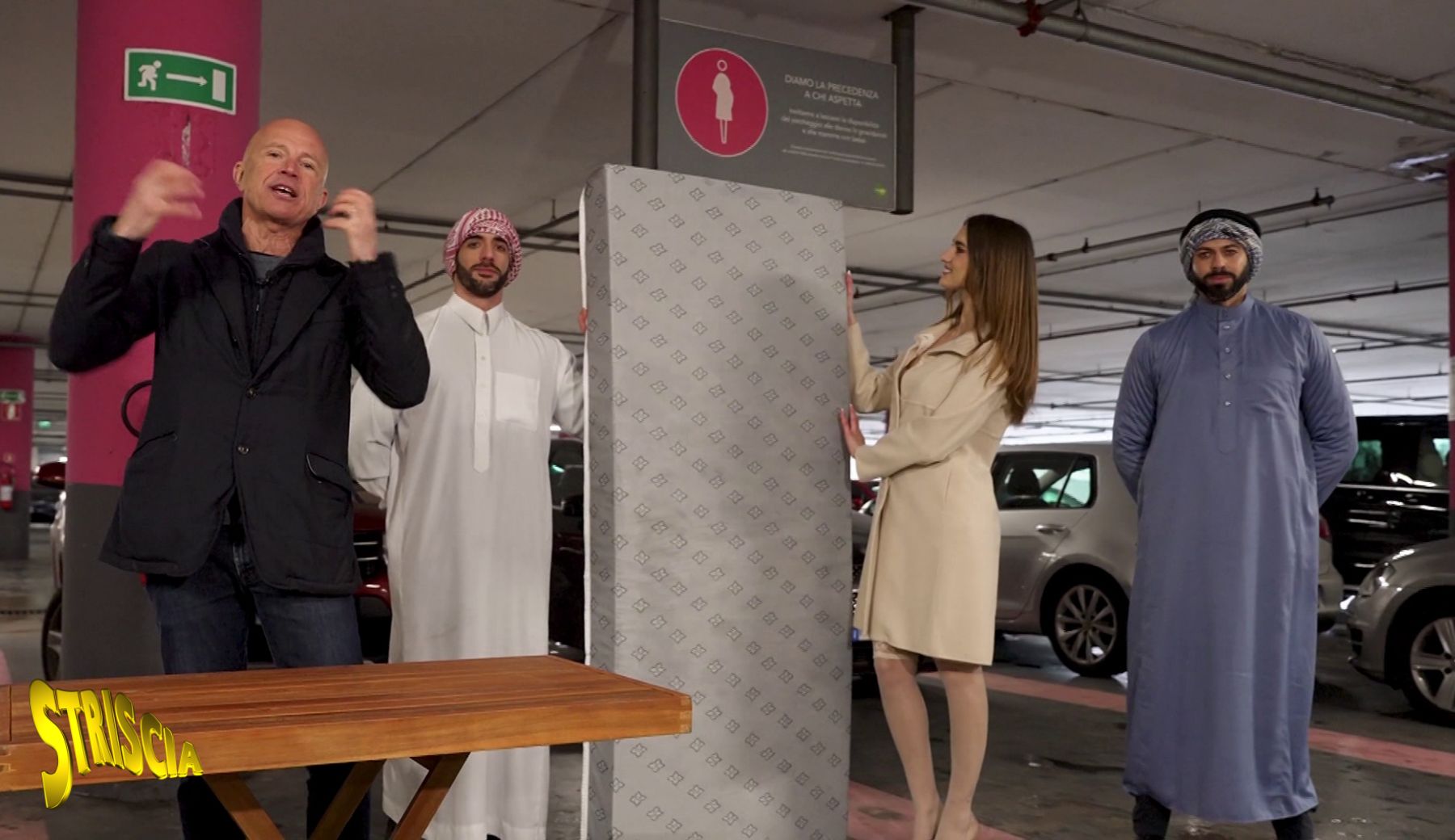 Mastrota a Striscia si trasforma in inviato speciale e consegna materassi a chi usurpa i parcheggi rosa!