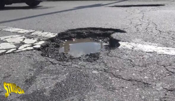 Milano e le buche, gli atleti olandesi bocciano le strade della City: «Terribile girare in bici»