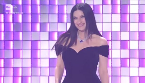 Scivolando verso l’Ariston: il capitombolo cult di Laura Pausini torna virale