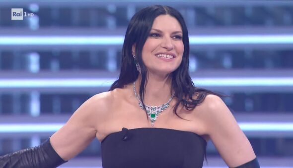 Sanremo: Laura Pausini brilla sul palco dell'Ariston e sotto lo scanner di Fatti e Rifatti