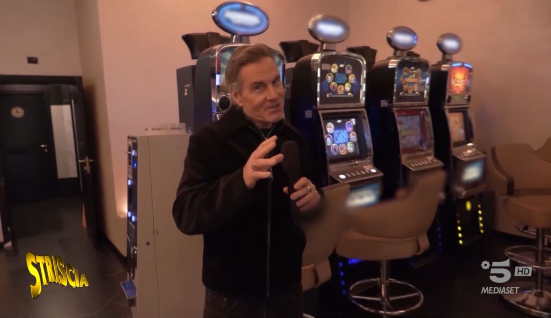 Roma, slot machines attive negli orari vietati. Spesi nel 2024 quasi 8 miliardi e mezzo di euro nelle macchine mangiasoldi