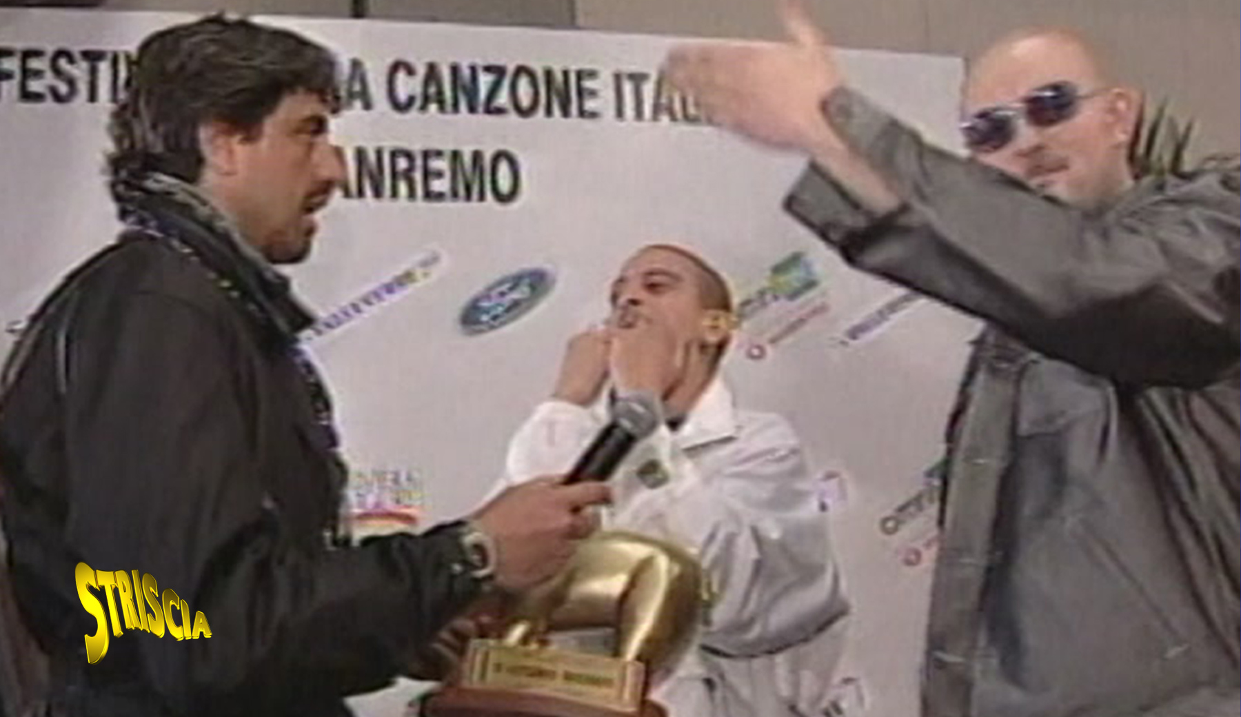 Sanremo: calci, pugni e sputi a Staffelli alla consegna del Tapiro ai Sottotono. Il brano era incredibilmente somigliante a una hit degli ‘N Sync