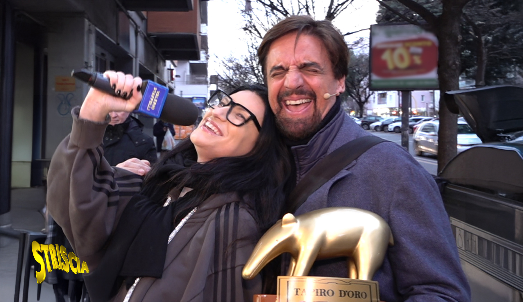 Giovedì 5 febbraio a Striscia: Tapiro d’oro a Laura Pausini dopo le polemiche sulla cover di “Due Vite” di Marco Mengoni e la disputa con Gianluca Grignani per “La mia storia tra le dita”