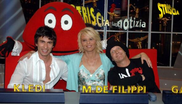 Tanti auguri a Kledi: da ballerino a… conduttore di Striscia!