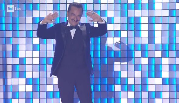 Nicola Savino, il sosia di Arisa, scende le scale dell’Ariston