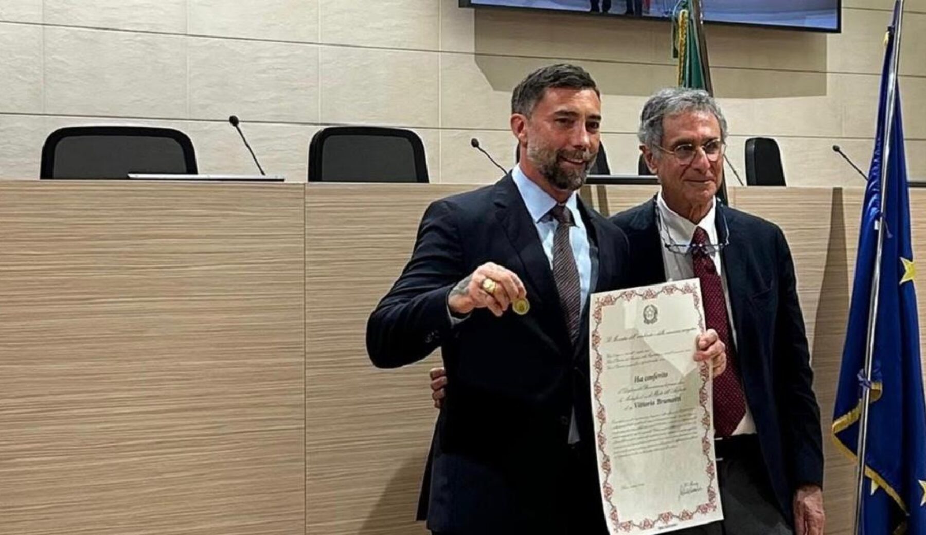 Brumotti premiato per i servizi di Striscia sulla difesa dell’ambiente a Roma