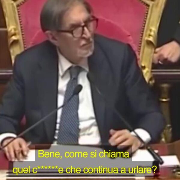 “Chi è quel co****ne che continua a urlare?” Il Presidente del Senato La Russa a microfono aperto