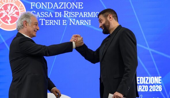 Michele Macrì riceve il Premio Fege 2026 al Festival di Editoria e Giornalismo Emergente