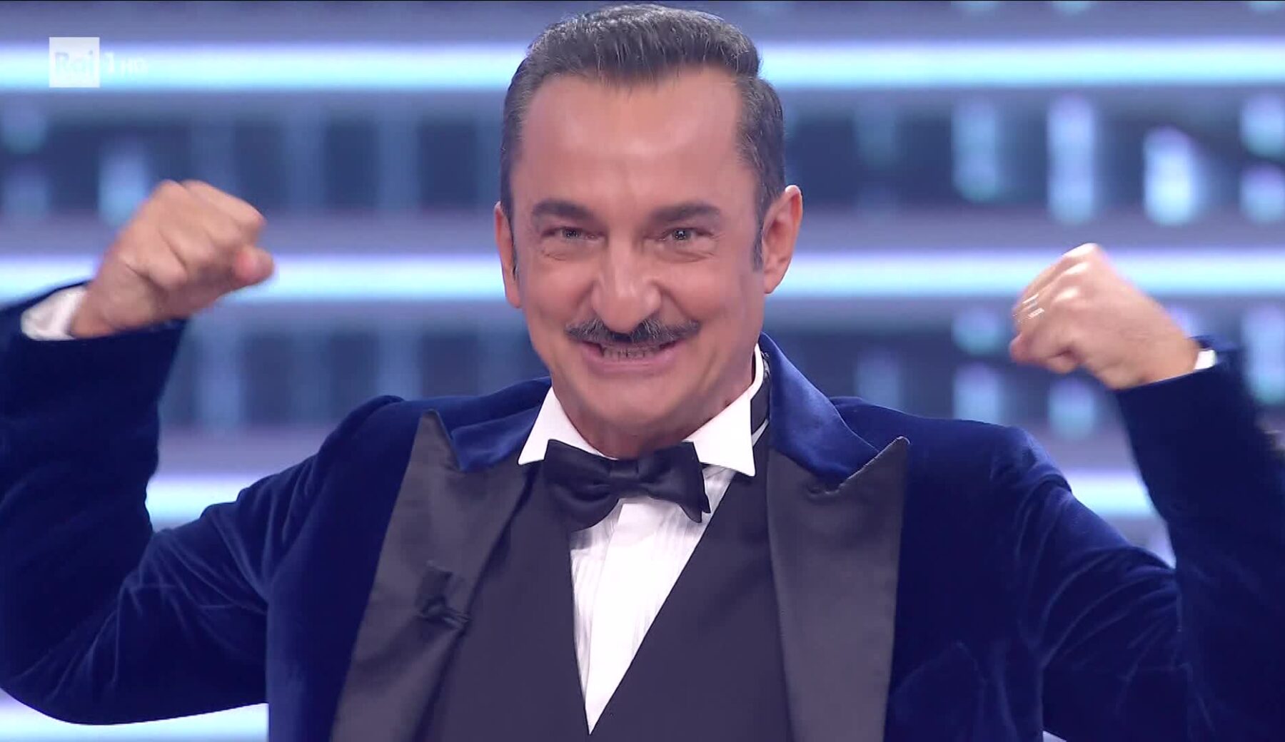 Nicola Savino, il sosia di Arisa, scende le scale dell’Ariston