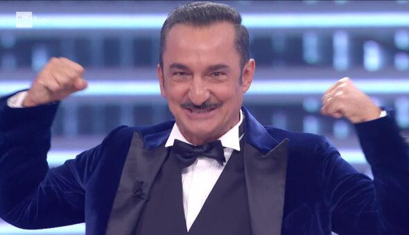 Nicola Savino, il sosia di Arisa, scende le scale dell’Ariston