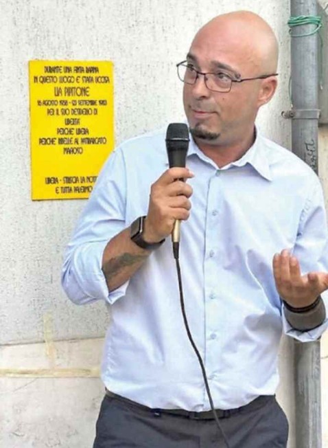 Alessio Cordaro davanti alla targa di Striscia e Libera